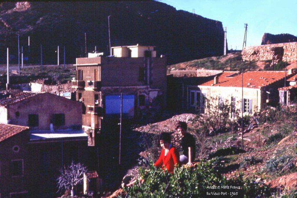 MERS EL KEBIR FVDEUX AMIES AU VIEUX PORT 1965.JPG